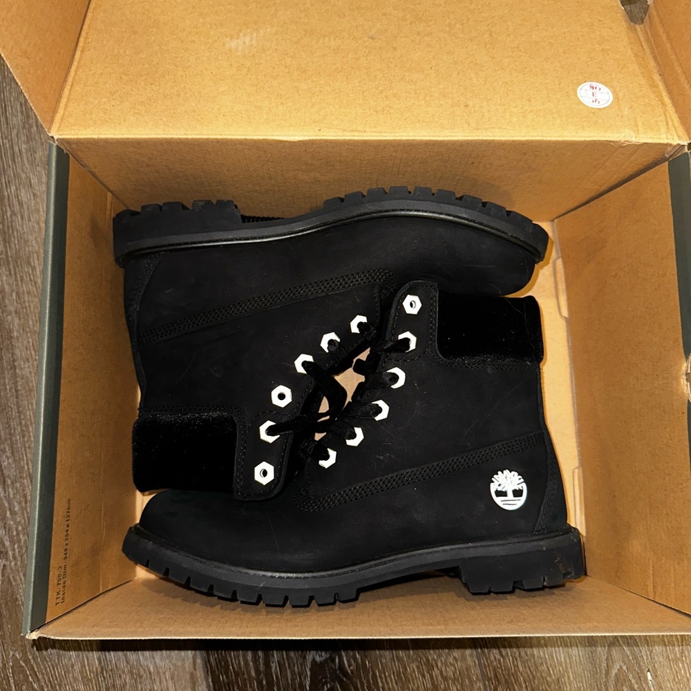 Timberland Nubuck velvet accent black boots size 9